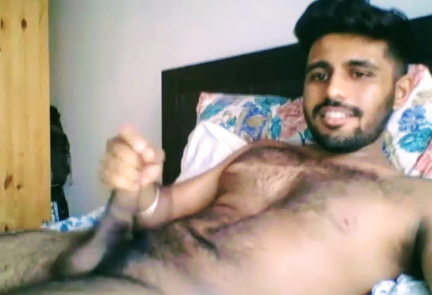 Desi gay video of a cute and sexy hottie jerking off - Indian Gay Site.