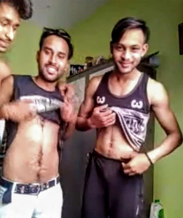 Indian gay video of a horny group of friends having fun on cam