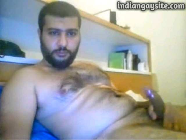 Indian gay video of a horny desi chub oiling up his hard dick and masturbating