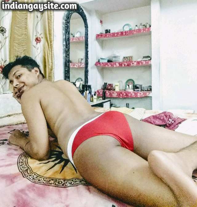 Indian Gay Porn: Sexy desi guy exposing his hot body in undies