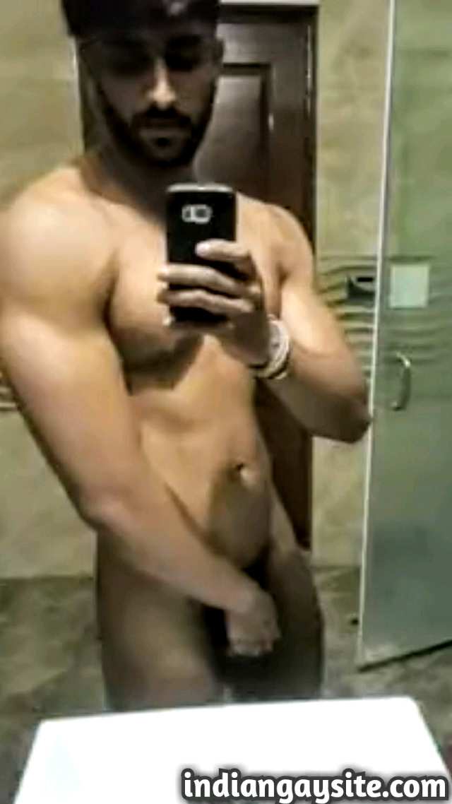 Indian gay video of a sexy desi hunk stripping naked and admiring himself