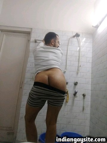 Indian Gay Porn: Sexy desi bottom exposing his lovely bubble butt in slutty poses in the bathroom
