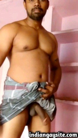 Sexy Indian Hunk Exposes Dick in Lungi