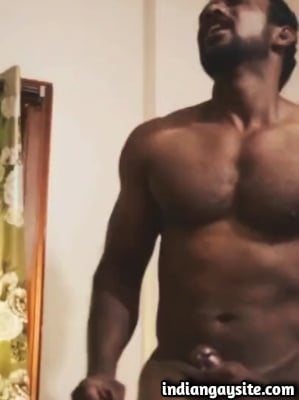Horny Muscle Hunk Cumming Hard in Desi Gay Video