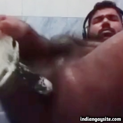Indian Gay Porn Video of Chub Fucking Himself with Brush