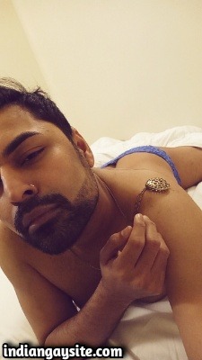 Horny Indian Hunk Shows Sexy Bubbly Ass