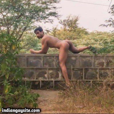 Naked Indian Hunk Posing to Show his Bubbly Ass