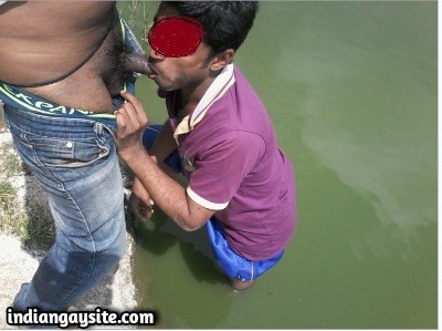 Indian Gay Sex Pics of Outdoor Blowjob in River