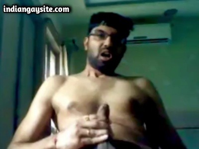 Webcams Gay Hunk from Delhi Cumming Wildly