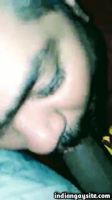 Toilet blowjob video of a horny Indian gay sucker