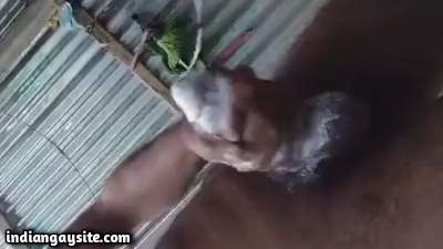 Bathing cumshot video of a horny wet hunk