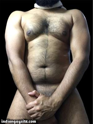 Muscle daddy pics of a horny big uncut hunk