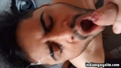 Cum sucking bitch from Delhi enjoying a wild facial
