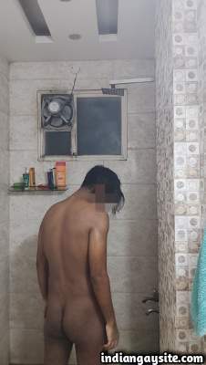 Bathing naked boy shows off sexy body in pics
