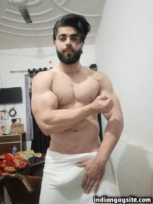 Muscular horny hunk teasing his sexy nude body in pics
